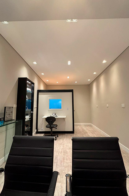 Sala de audiometria/atendimento da unidade Microsom Curitiba (Bacacheri)