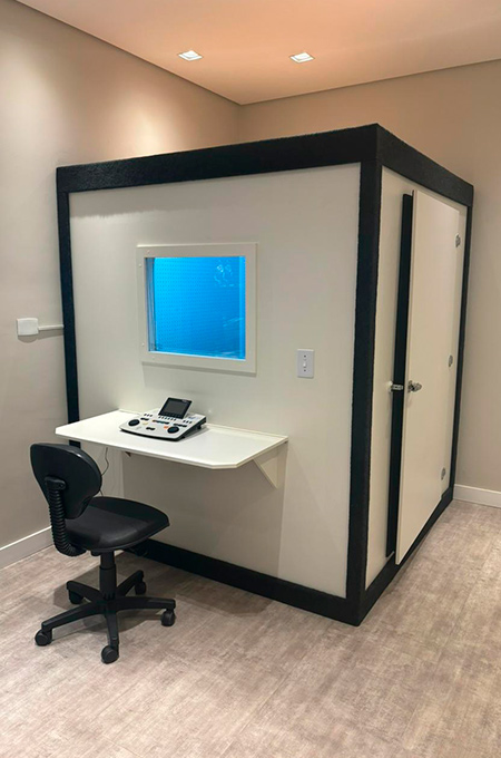 Sala de audiometria da unidade Microsom Curitiba (Bacacheri)
